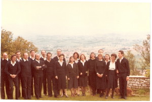 Il Coro del lunedì in una delle prime uscite pubbliche, a Campello nel 1979.