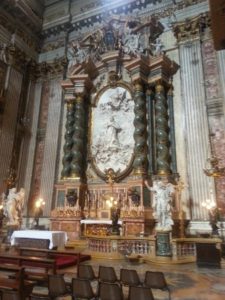 L' altare a San Luigi Gonzaga nella Chiesa di Ssnt'Ignazio